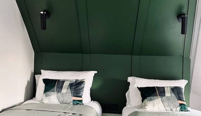 Stylish studio room, twin, en-suite & kitchenette