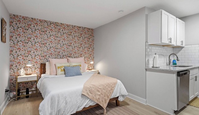 Stylish studio ~ Self Check-In & Fast WiFi Near Downtown Raleigh
