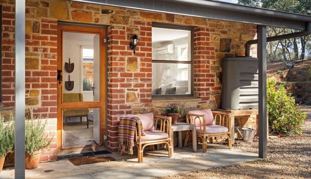 Stylish Studio - tranquil setting - 2.5 acre bush property. 5 mins drive to town