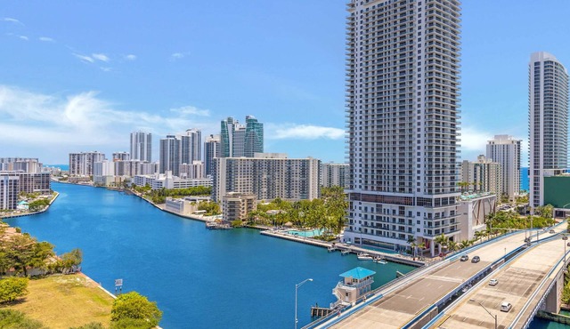 Stylish Studio | Resort Pool | Hallandale