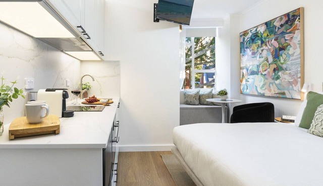 Stylish Studio with Rooftop Harbour Views