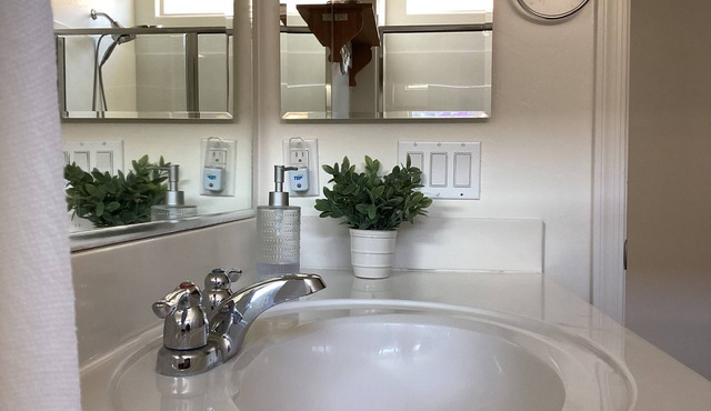 Stylish studio with kitchenette, Private entry. Fast Wi-Fi. & Near to hospitals,