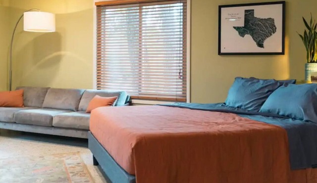 Stylish Studio with Campus View!nn
