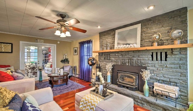 Stylish Suburban Getaway, 10 Miles to Royal Mtn!