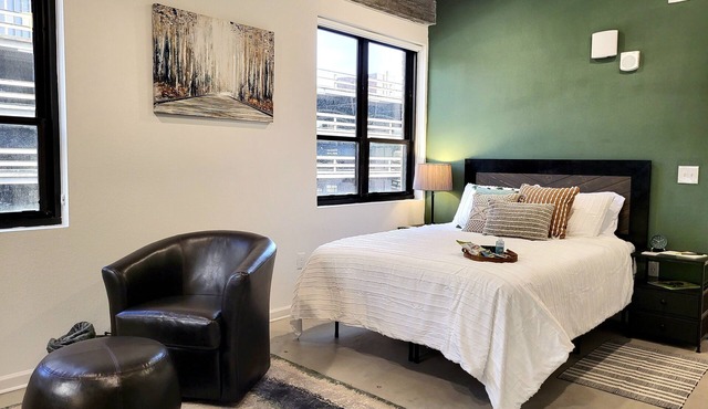 Stylish suite DOWNTOWN with FREE parking and a GYM