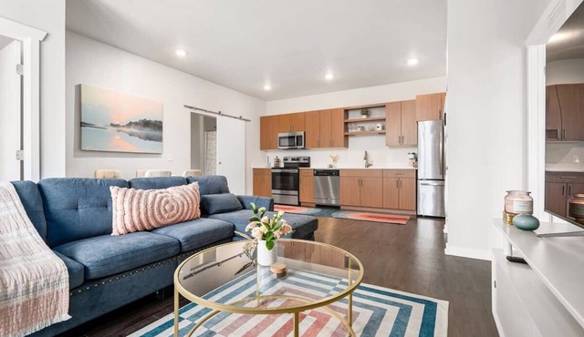 Stylish Suite Near Downtown TC