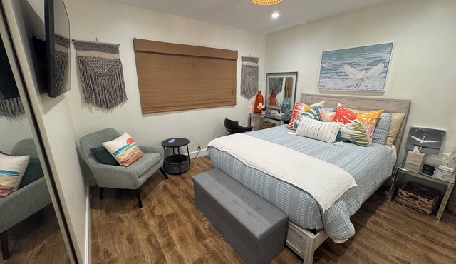 Stylish suite near beach & LAX—private entry, vibrant decor, cozy comfort.