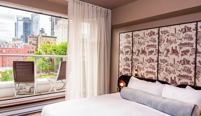 Stylish Suite Terrace Dining in Old Montreal Near Montreal Science Center