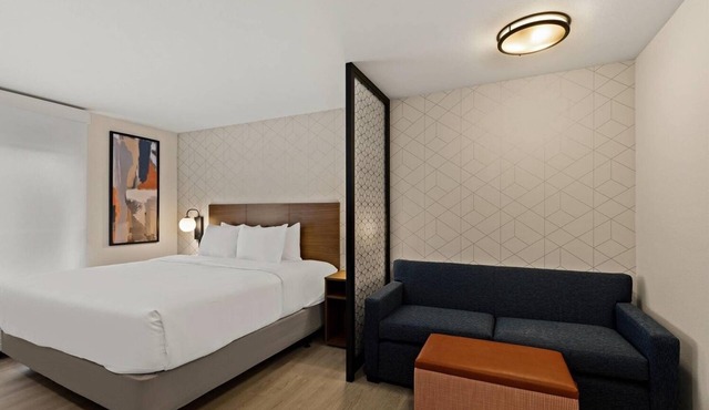 Stylish Suite w/Kitchenware Near Greenville Street Park – Perfect for Exploring