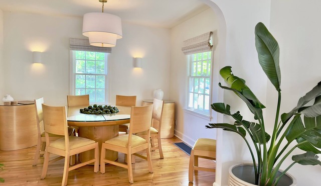 Stylish Summer Cottage Close to Beach & Town with 3 Beds/AC/Wifi/Fire Pit