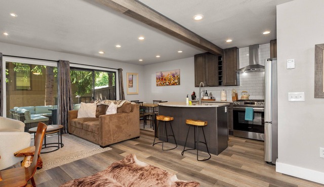 Stylish Sun Valley 2BR - Dog-Friendly - 2 Min Walk to Town