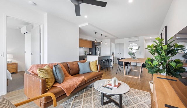 Stylish & Superb! 2bed/2bath/1car~ Walk to CBD