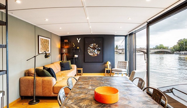Stylish Thames Houseboat with Roof Terrace