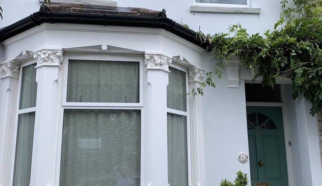 Stylish, Three Bed Property, Quiet Location, Great Access To Central London