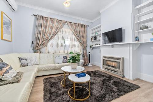 Stylish Three Bedroom Unit Close to CBD