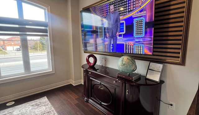 Stylish Three-Level Oakville Townhome Near Toronto with Parking and Balconies