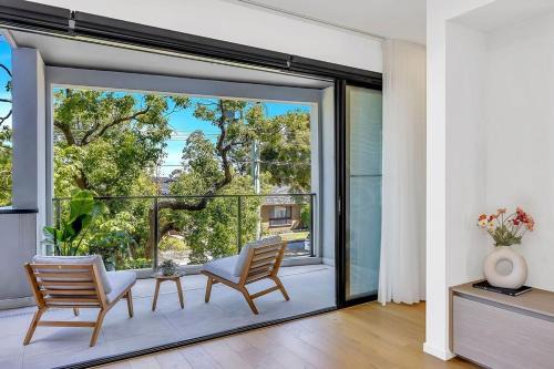 Stylish Three-Story Getaway with Balcony - Clayton