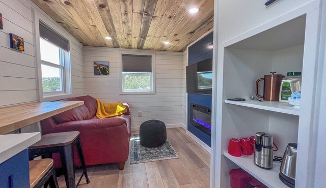 Stylish Tiny Home Loft Hot Tub Near Sedona Great Value