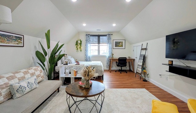 Stylish Top-Floor Haven- 10 Mins to Manhattan