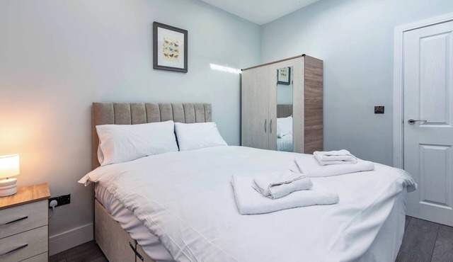 Stylish Town Centre Flat - Comfy, Modern & Convenient