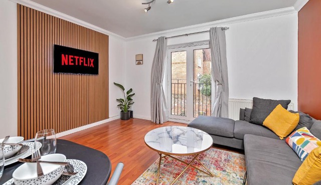 Stylish Town Centre Apartment, ALLOCATED FREE PARKING SPACE, RICKMANSWORTH HIGH STREET, Modern Decor, Juliet Balcony, Walking Distance to Rickmansworth Station Metropolitan Line