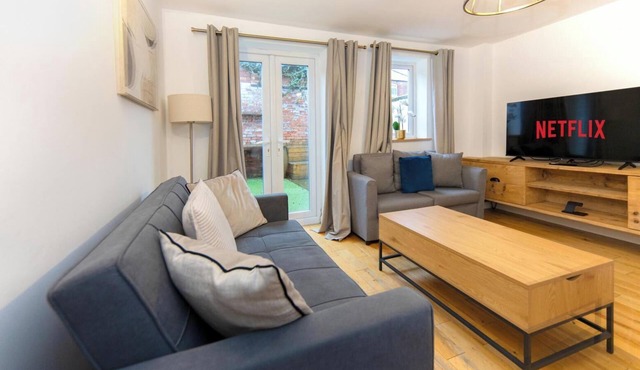 Stylish Town House - Located close to Derby centre