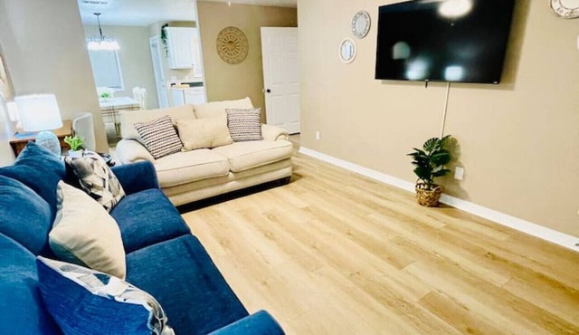 Stylish Townhouse 5 min to downtown Hammond