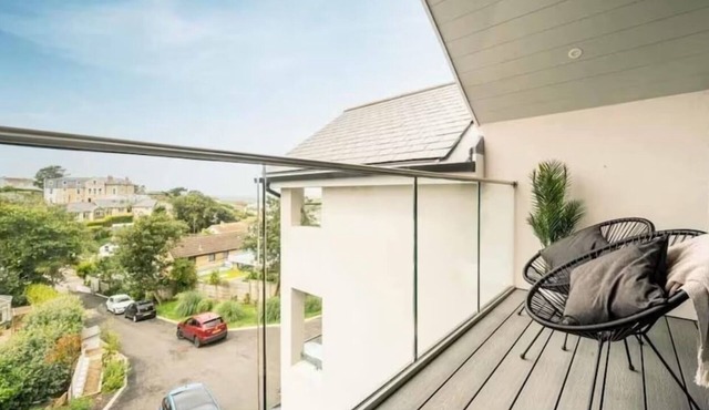 Stylish Townhouse 75m From Beach With Hot Tub and Games Room