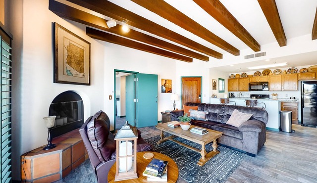 Stylish Townhouse and Suite w/Golf On-Site, and City & Mountain Views