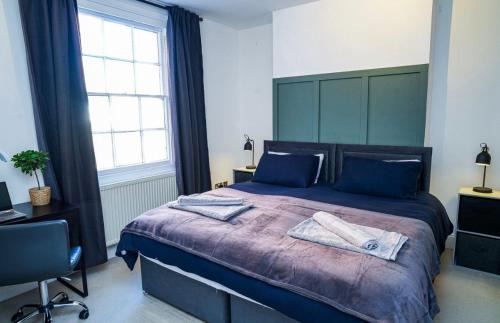 Stylish Townhouse in Leamington with parking