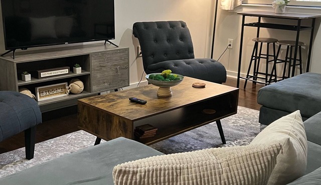 Stylish Townhouse In Uptown, 1BD studio, City Views & WiFi