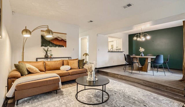 Stylish Townhouse Retreat - 15 min to DT