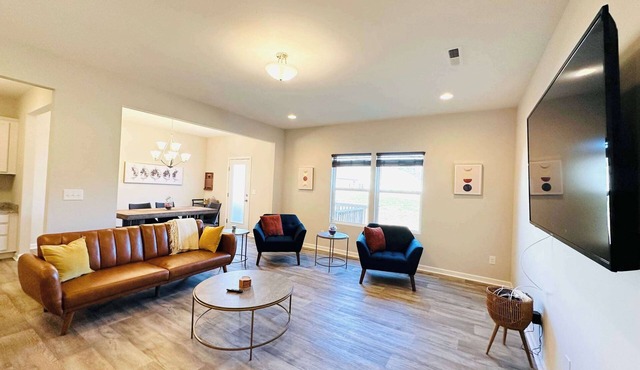 Stylish Townhouse Retreat in Peaceful Harrisburg