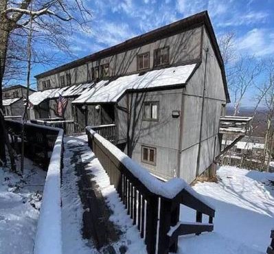 Stylish Townhouse Steps to Ski Mtn & Waterpark