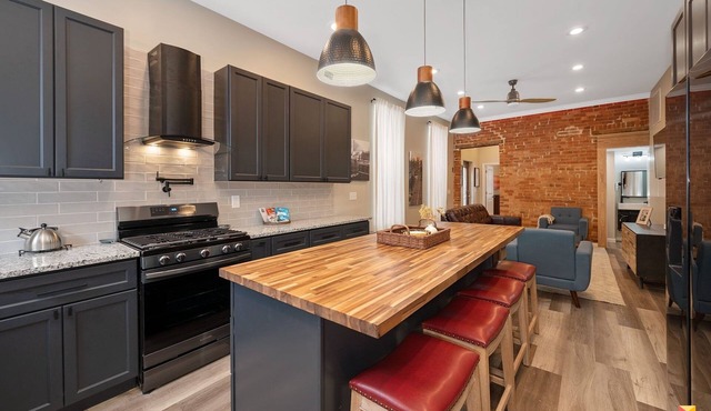 Stylish Townhouse with Game Room, King Suite