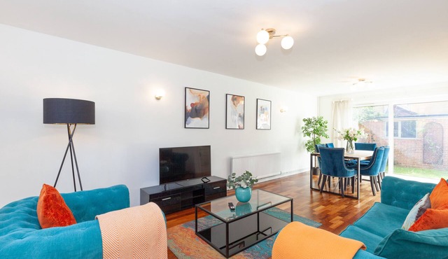 Stylish Townhouse with parking for 2!