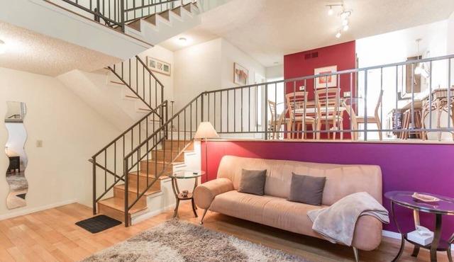Stylish Tri-level Townhouse Fully Furnished 2br, 2BA