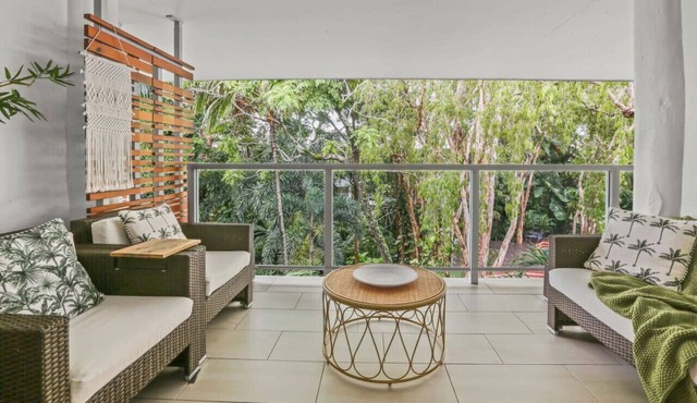 Stylish Tropical Escape in Palm Cove – Resort Condo with Balcony & Pool Views