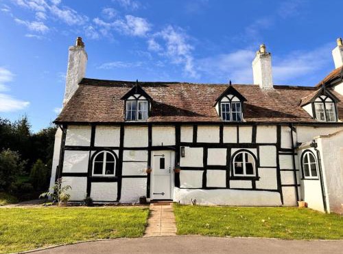 Stylish Tudor Cottage & Hot Tub