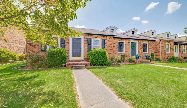 STYLISH TWIN CONDOS, sleeps 12, private fenced yards, firepits, easy parking