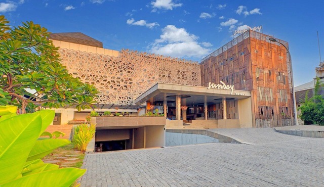 Stylish Twin Suite with Balcony and Free Parking