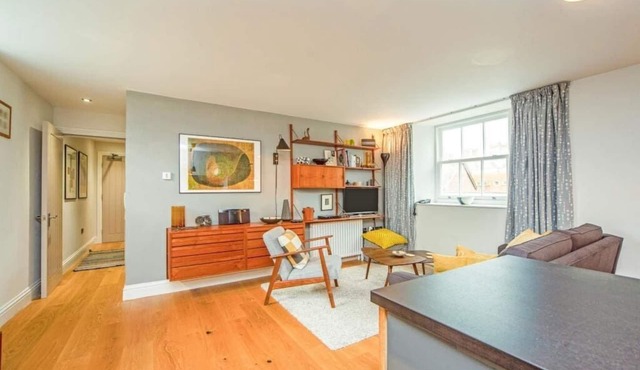 Stylish two bed flat, city centre, free parking