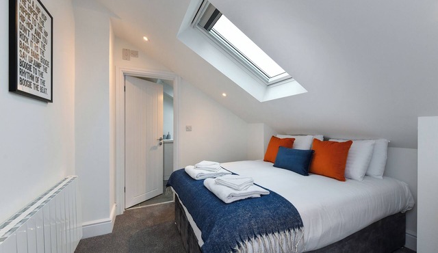 Stylish Two-Bed Home Near Nature & Transport Links