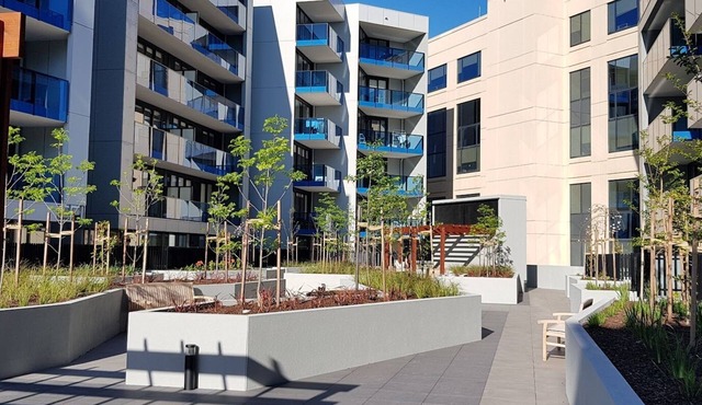 Stylish two-bedroom stay near Southland, beach, cafés, dining, and trains.