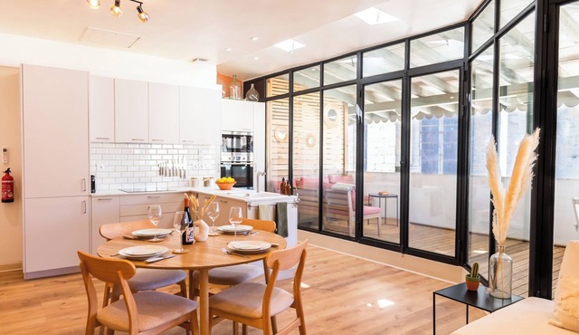Stylish two bedroom apartment with outdoor space and A/C in Carcassonne centre
