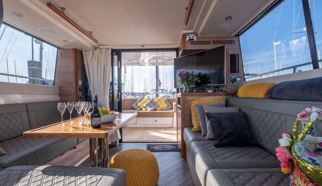 Stylish two-bedroom yacht stay in the heart of Lymington