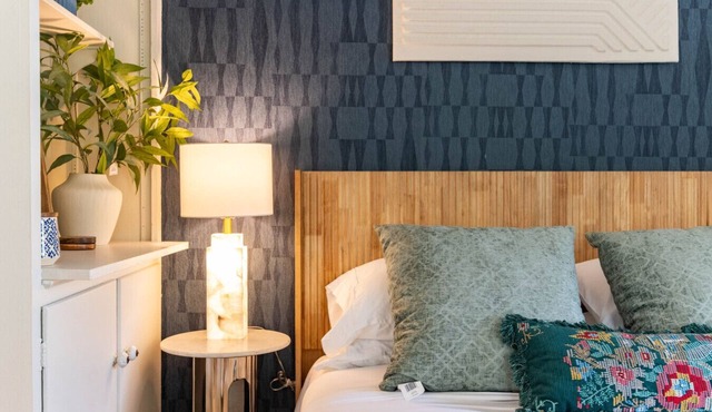 Stylish UM Loft on Diag