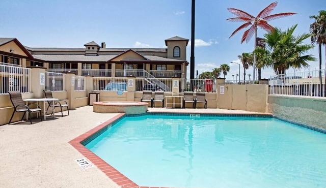 Stylish Unit Close To Mall - Outdoor Pool, Pets Welcome, Free Parking
