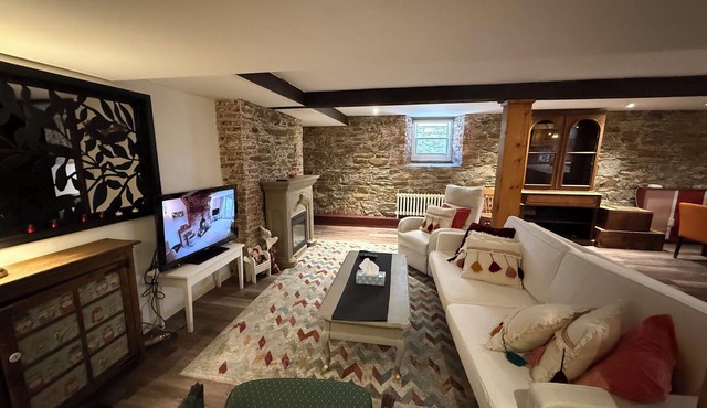 Stylish unit in Victorian house located on South Park Street. Private Garden.