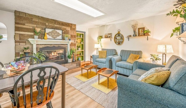 Stylish, Updated, Waterfront Cottage ~ Quiet and Romantic